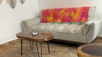 Departamento Deluxe | Área de sala de estar | Smart TV de 55 pulgadas con canales digitales y servicios de streaming
