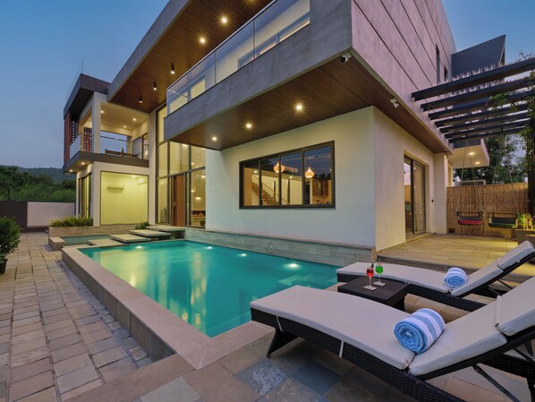 Una piscina al aire libre