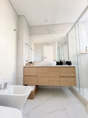 Jetted tub, hair dryer, bidet, towels