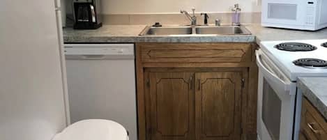 Fridge, cookware/dishes/utensils