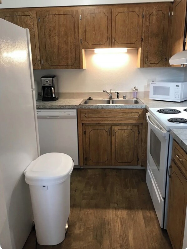 Fridge, cookware/dishes/utensils