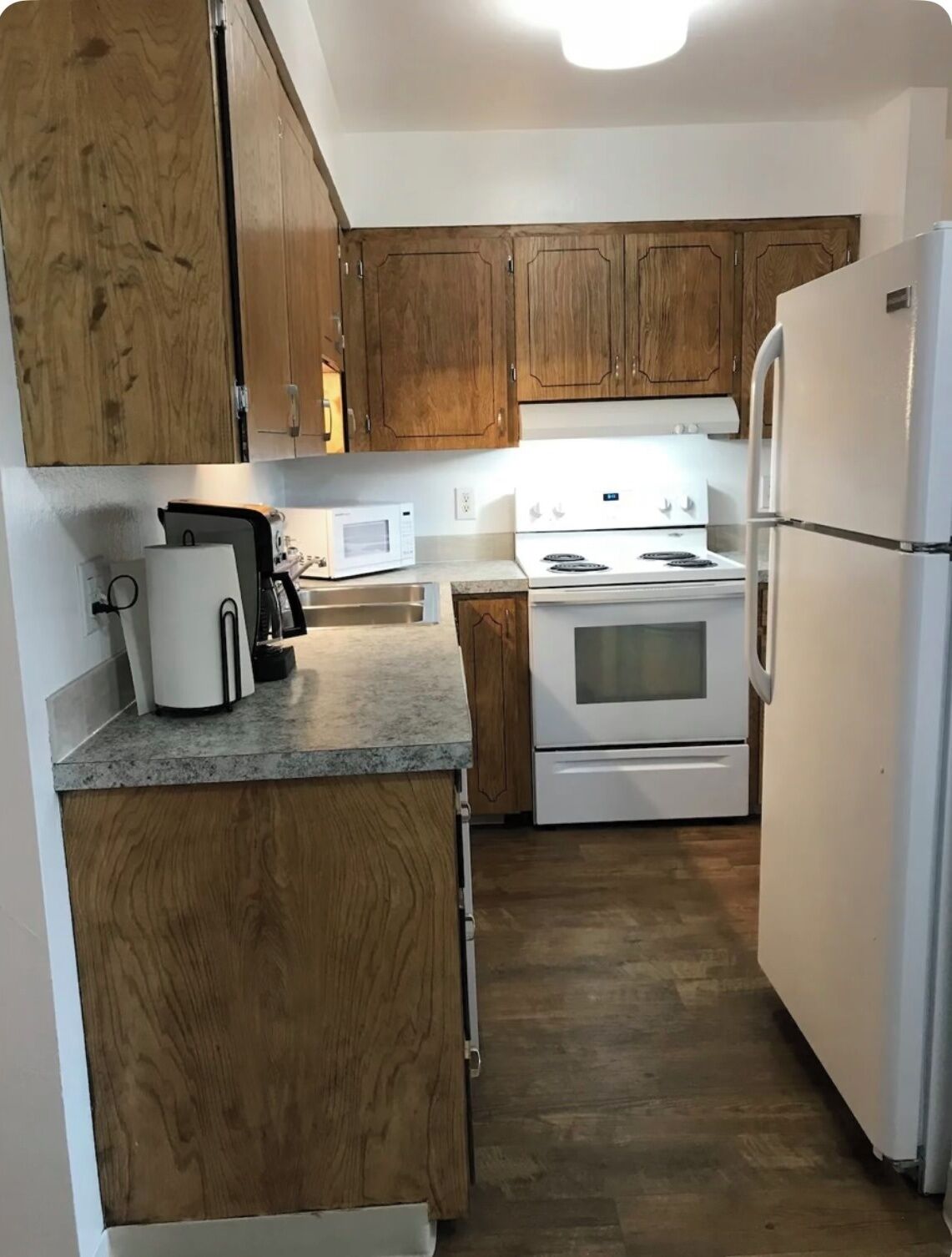 Réfrigérateur, batterie de cuisine, vaisselle et ustensiles