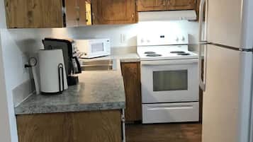 Fridge, cookware/dishes/utensils