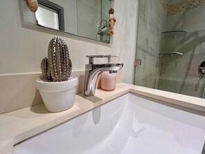 Dusj, hårføner, håndklær og såpe