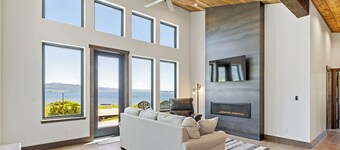 The Wolf Den - New Modern Lakefront Cabin near West Yellowstone