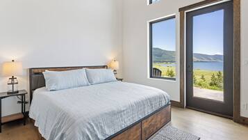 2 bedrooms, desk, travel crib, free WiFi