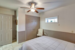 4 bedrooms, desk, iron/ironing board, travel cot - Private Boat Launch! Riverfront Jefferson Retreat (Jefferson)