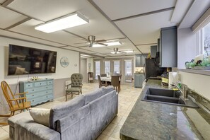 TV, books - Private Boat Launch! Riverfront Jefferson Retreat (Jefferson)