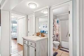 Towels - Top Floor condo, Pool, across from Beach & Pier Access! - 310C Oceanside (Isle Of Palms)