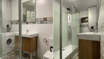 Dusche, Handtücher, Seife, Shampoo