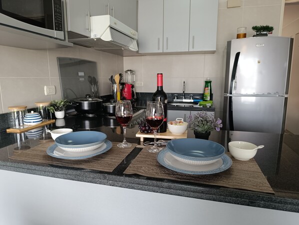 Mikrowelle, Ofen, Geschirrspüler, Wasserkocher mit Kaffee-/Teezubehör