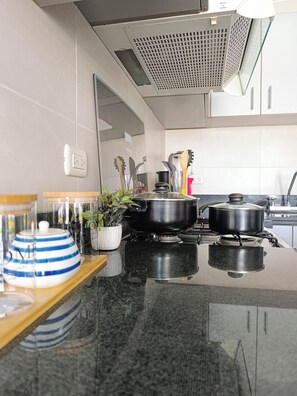Mikrowelle, Ofen, Geschirrspüler, Wasserkocher mit Kaffee-/Teezubehör