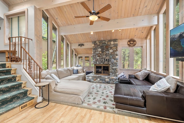 Smart TV, chimenea, estéreo