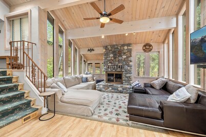 Cozy Cub Den - Quiet Northstar Home with Large Kitchen, Workspace, and HOA Access, Near Tahoe