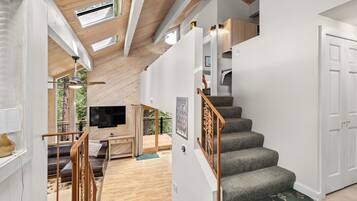 Smart TV, caminetto, impianto stereo