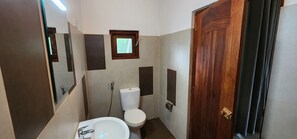 Shower, hair dryer, towels, soap - Unwind and relax, cozy house on acre by the rice fields, plenty of space to rest (Minuwangoda)