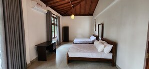 2 bedrooms, WiFi, bed sheets - Unwind and relax, cozy house on acre by the rice fields, plenty of space to rest (Minuwangoda)