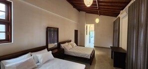 2 bedrooms, WiFi, bed sheets - Unwind and relax, cozy house on acre by the rice fields, plenty of space to rest (Minuwangoda)