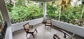 Property grounds - Unwind and relax, cozy house on acre by the rice fields, plenty of space to rest (Minuwangoda)