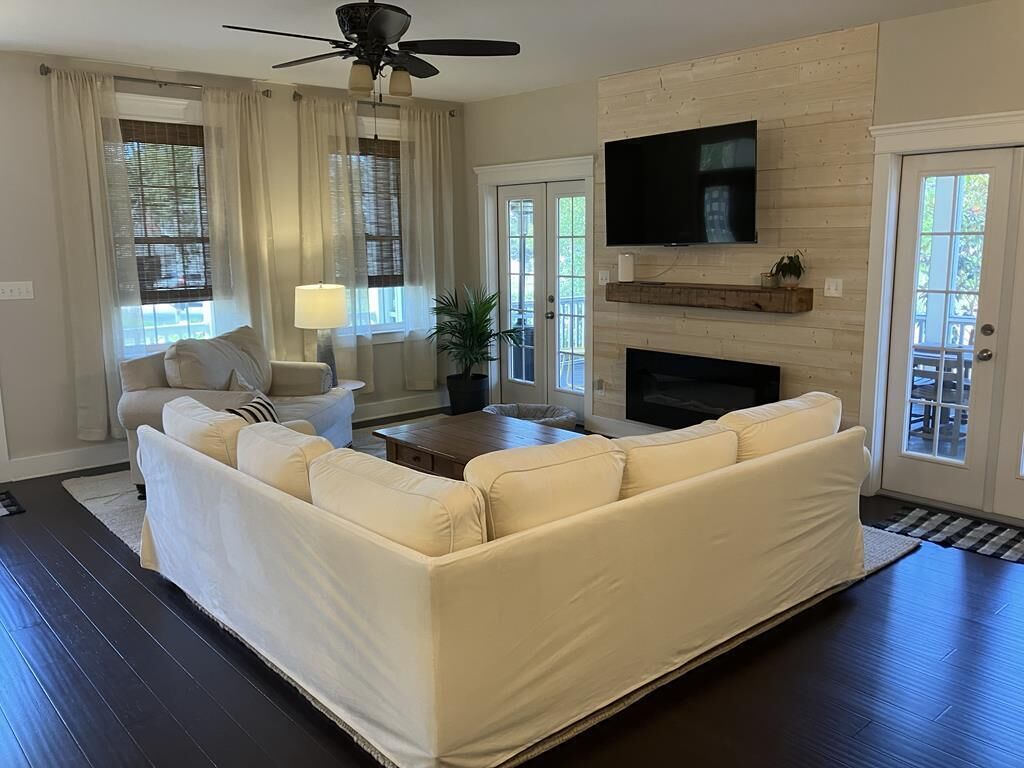 Smart TV, fireplace, computer monitors