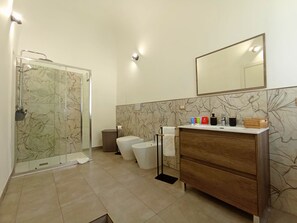 Dusche, Haartrockner, Bidet, Handtücher