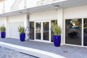 Property entrance - Boutique Apartments North Bay Village (North Bay Village)