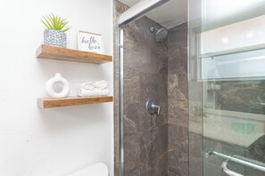 Apartamento panorámico | Baño | Jabón y papel higiénico