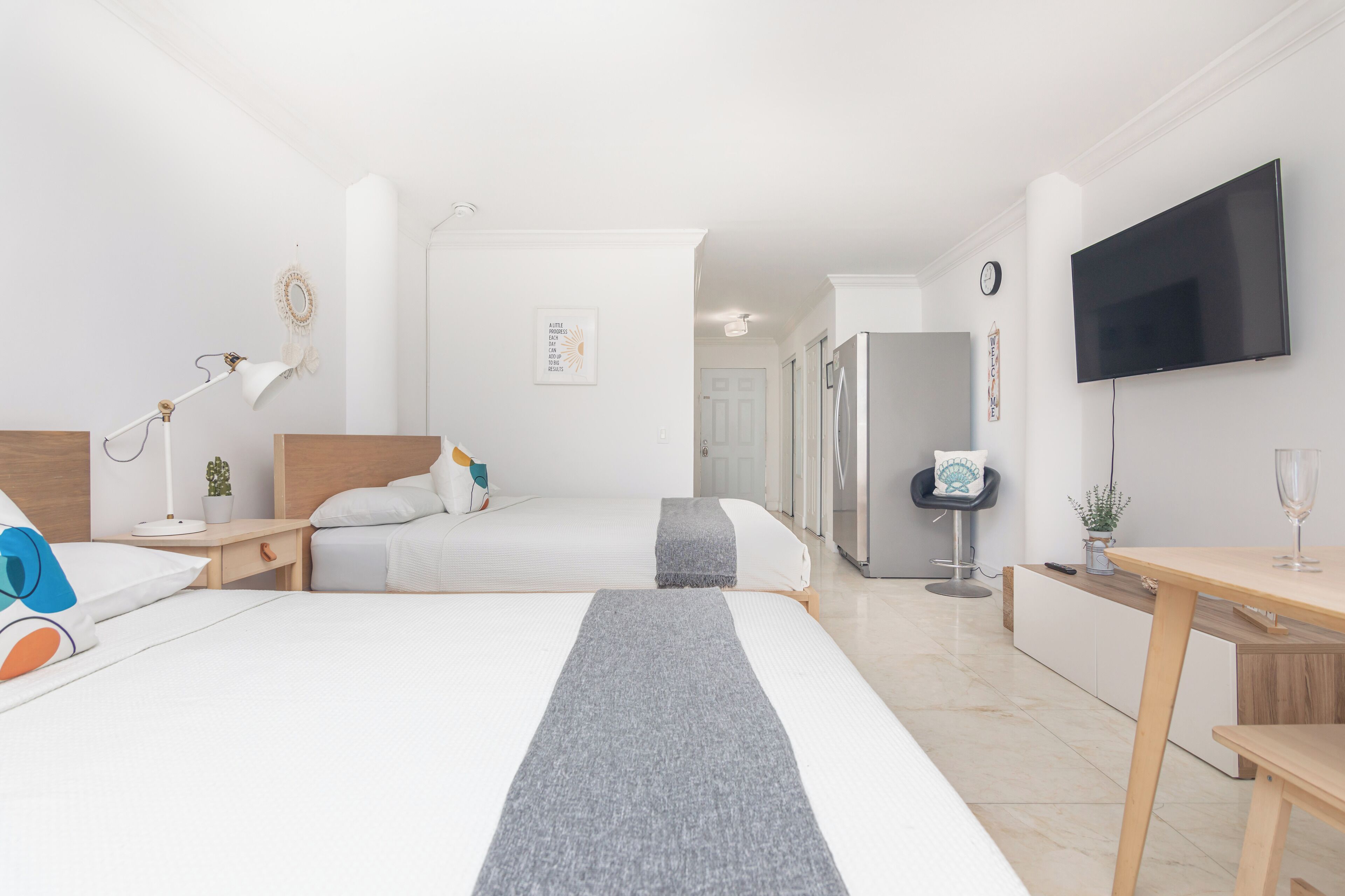 1 habitación, espacio para trabajar con laptop y cortinas blackout 