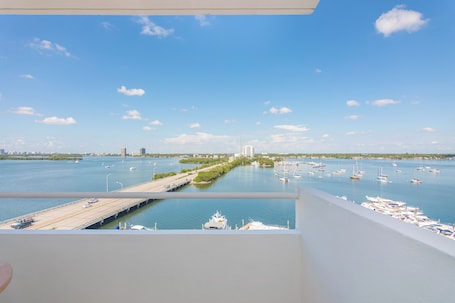 Vista desde la propiedad. Boutique Apartments North Bay Village