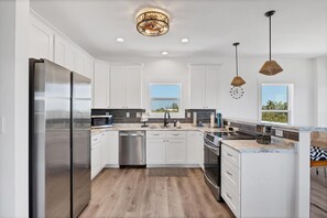 冷蔵庫、電子レンジ、オーブン、コンロ