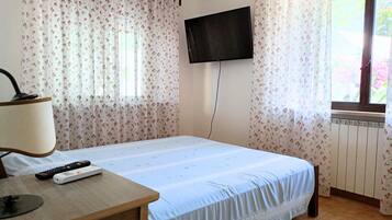 1 bedroom, bed sheets