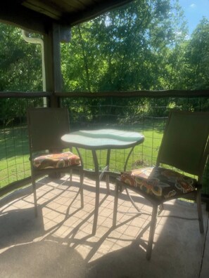 Outdoor dining - Surrounded by sweetgum and maple trees, this house is perfect for some R & R. (Campobello)