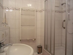 Shower, hair dryer - Apartment N16 - Apartment on the 2nd floor w. Elevator for 2 persons + 1 child, (Graal-Müritz)
