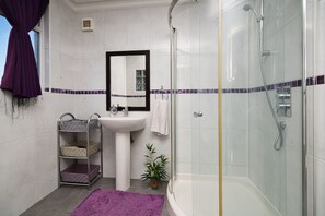 Dusche, Haartrockner, Handtücher, Seife