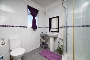 Shower, hair dryer, towels, soap - IMMACULATE 3 BED HOUSE WITH EN-SUITE. JUST REFURBISHED (Dagenham)