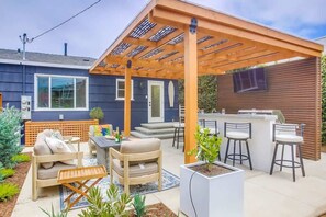 Outdoor dining - Windansea Beach House - beautifully updated 2BD (La Jolla)
