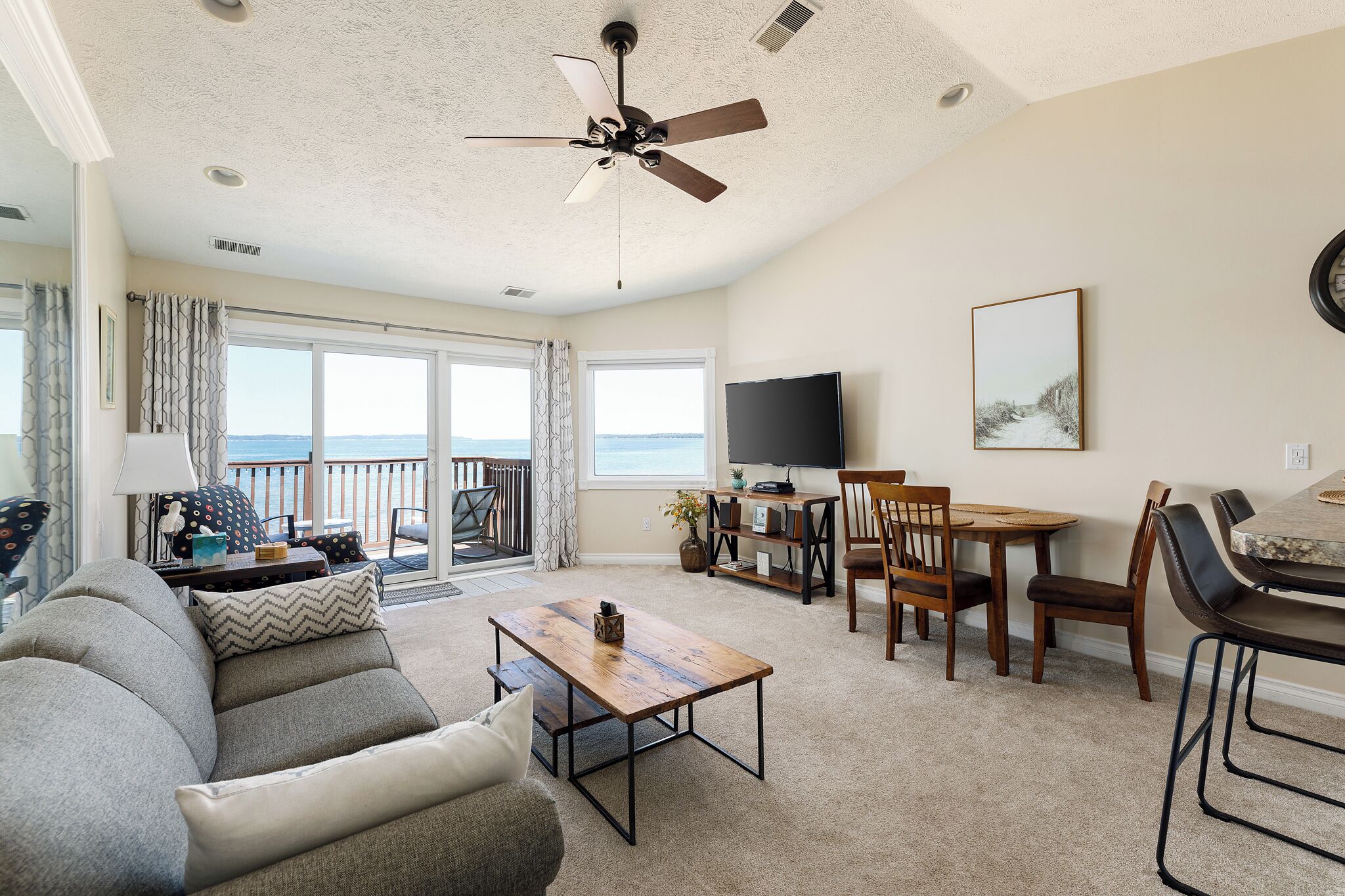 TV connectée, lecteur de DVD, livres, chaîne hi-fi