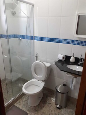 シャワー、トイレットペーパー