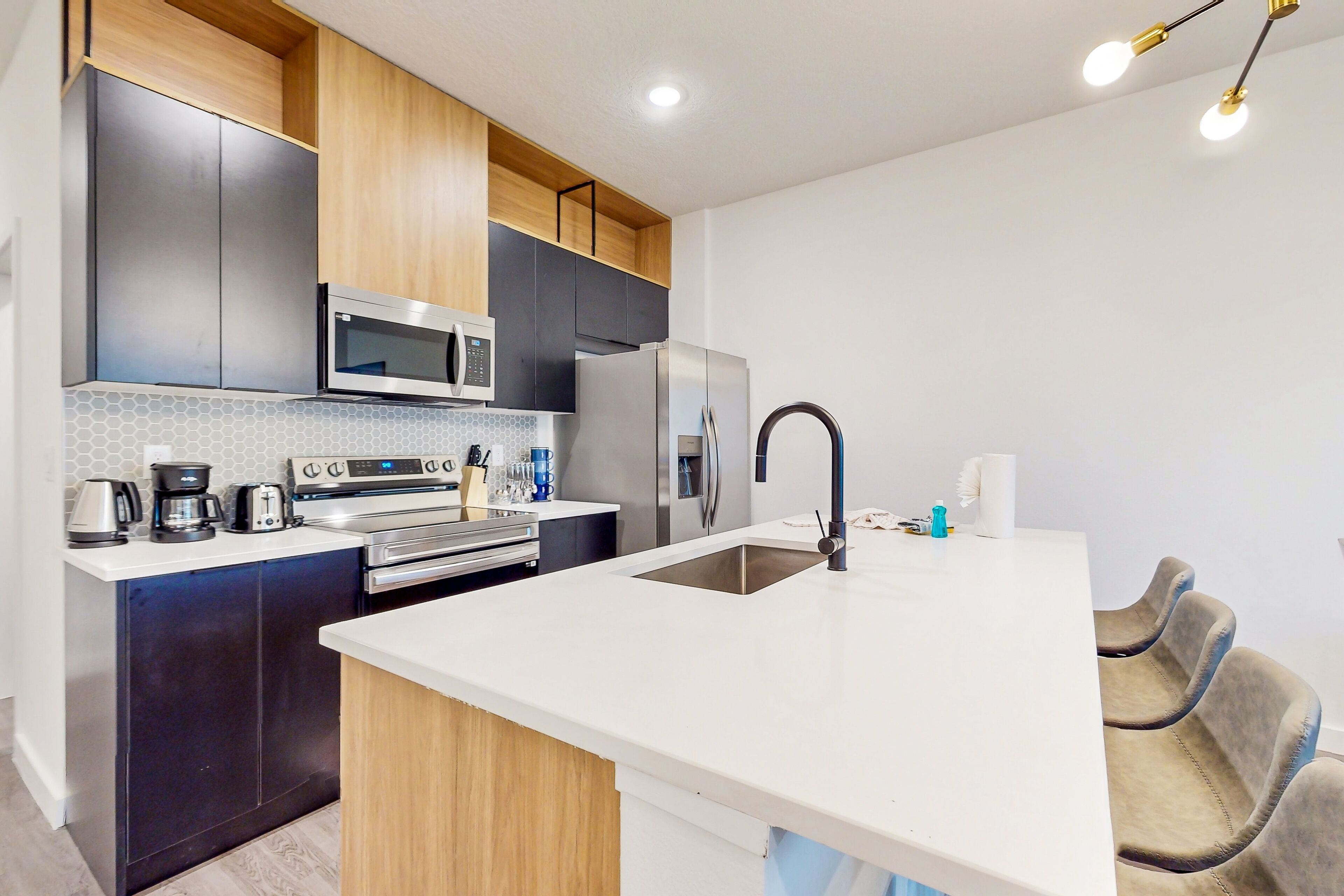 Cozy Newly built townhome, Dog-friendly, Central AC, WiFi, and Full kitchen