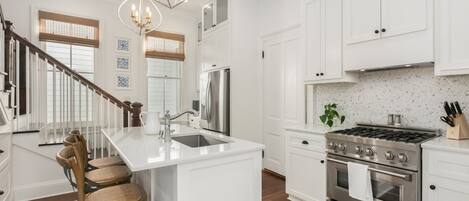 Jääkaappi, mikroaaltouuni, astianpesukone, kahvin-/teenkeitin