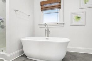 Douche, sèche-cheveux, serviettes fournies