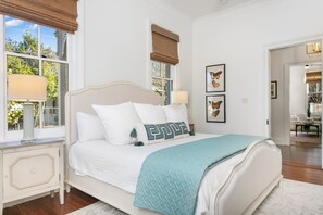 3 slaapkamers, een strijkplank/strijkijzer, gratis wifi, beddengoed