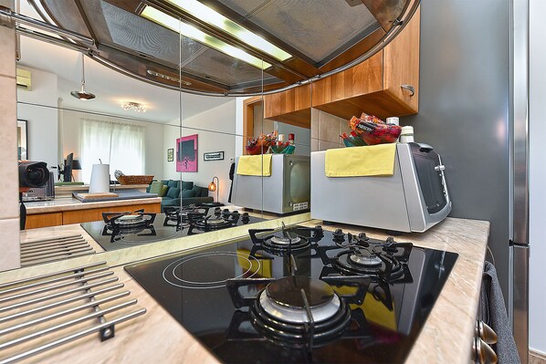 Frigorifero, microonde, forno, piano cottura