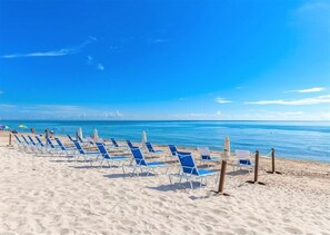 På stranden, solsenger og strandhåndklær