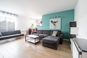 TV, video-game console, DVD player, books - Appartement Crista - Welkeys (Saint-Denis)