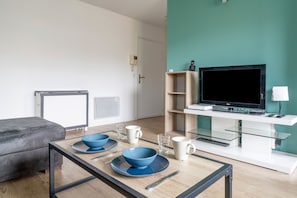 Fernseher, Videospiele, DVD-Player, Bücher