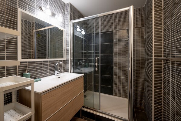 Shower, free toiletries, hair dryer, towels
