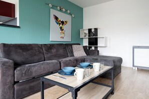 TV, video-game console, DVD player, books - Appartement Crista - Welkeys (Saint-Denis)