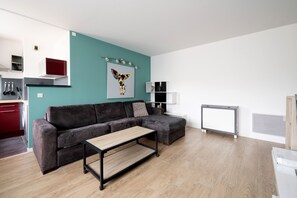 Fernseher, Videospiele, DVD-Player, Bücher