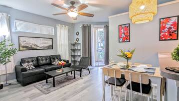 Smart TV, futbolito, tenis de mesa y libros